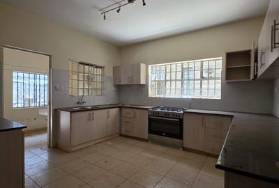 5 Bed Townhouse with En Suite in Kileleshwa - 3