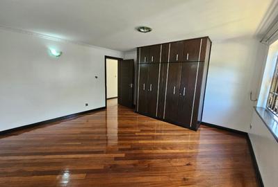 5 Bed House with En Suite in Runda - 3