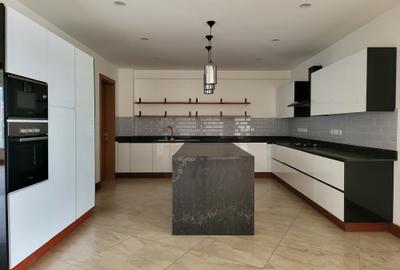 4 Bed Apartment with En Suite in Parklands - 2