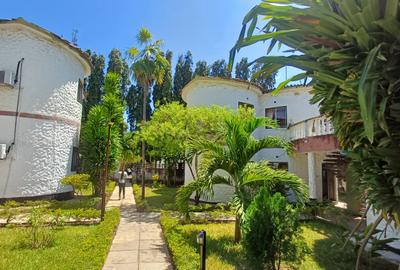 Furnished 1 Bed Apartment with En Suite at Links Road