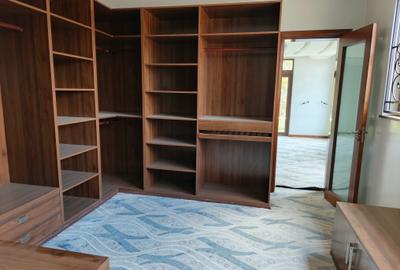 6 Bed Townhouse with En Suite at Lavington - 4