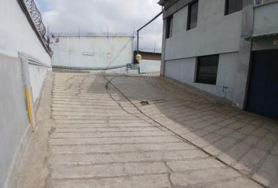 8,400 ft² Commercial Property with Parking in Industrial Area - 3