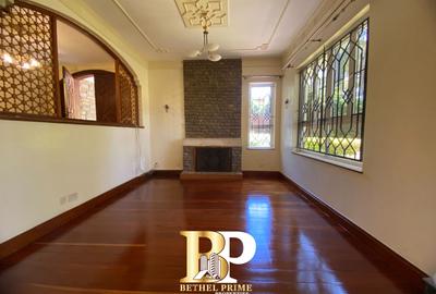 4 Bed House with En Suite in Hill View - 3