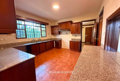 6 Bed House with Garden in Nyari - 2