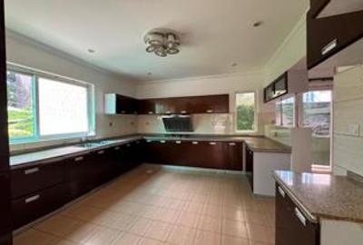 4 Bed Townhouse with En Suite at Riverside Drive - 4