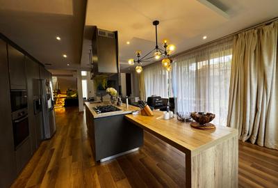 5 Bed House with En Suite in Runda