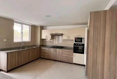 Serviced 3 Bed Apartment with En Suite at Lavingtone