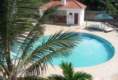 3 Bed Apartment with En Suite at As550