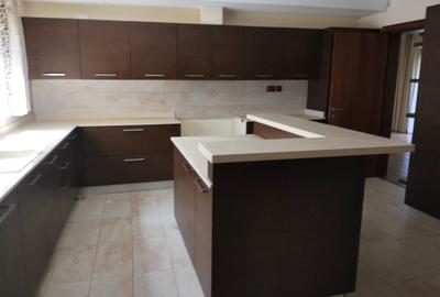 5 Bed Townhouse with En Suite in Lavington - 4
