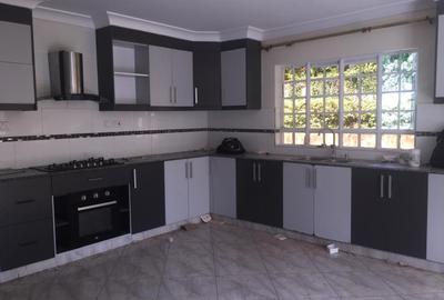 5 Bed House with En Suite at Red Hill