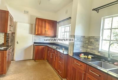 4 Bed House with En Suite in Lavington - 2