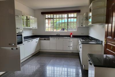 4 Bed Townhouse with En Suite in Rosslyn - 2