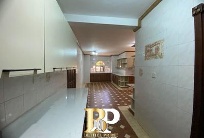 4 Bed House with En Suite in Hill View - 4