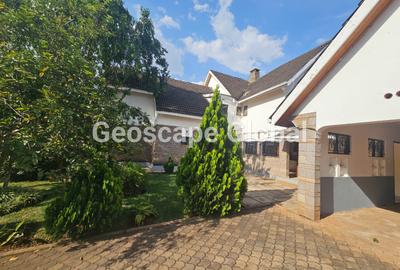 5 Bed House with En Suite in Nyari