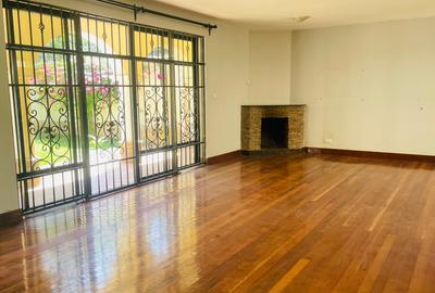 5 Bed Townhouse with En Suite in Lavington - 4