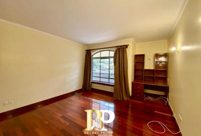 3 Bed Apartment with En Suite in Riverside