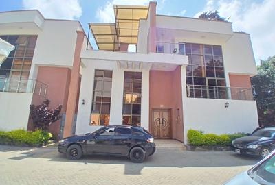 5 Bed Townhouse with En Suite at Lavington - 3