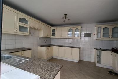 5 Bed Townhouse with En Suite in Brookside