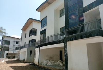 5 Bed House with En Suite at Near 3 Minutes From Lavington Mall.