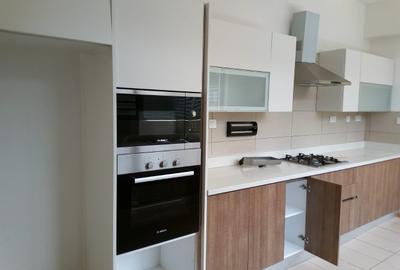 4 Bed Apartment with En Suite in Ridgeways