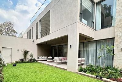 5 Bed Villa with En Suite in Lavington