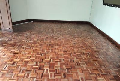 6 Bed House with En Suite in Lavington - 4