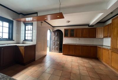 4 Bed Townhouse with En Suite at Riverside Dr - 4