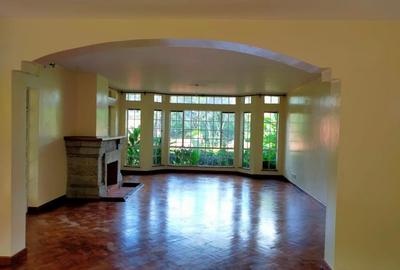 5 Bed Villa with En Suite in Rosslyn