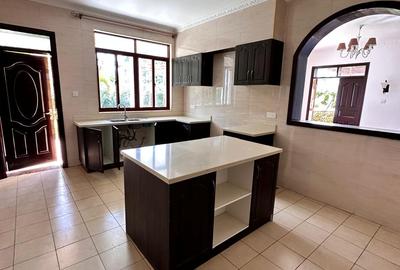 5 Bed Townhouse with En Suite in Karen