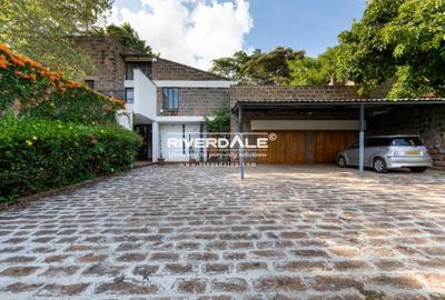 5 Bed House with En Suite in Runda
