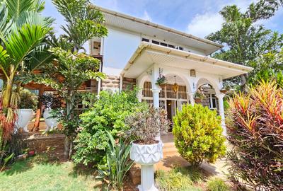 4 Bed House with En Suite in Runda - 2