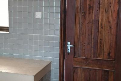 Serviced 2 Bed Apartment with En Suite at Tudor - 4