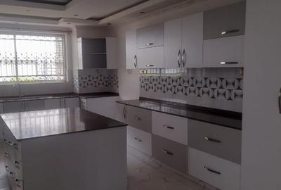 6 Bed House with En Suite in Karen