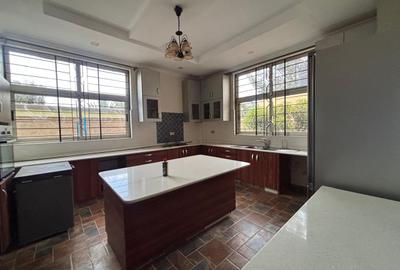 5 Bed Villa with En Suite in Ridgeways - 4