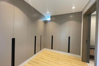 5 Bed Townhouse with En Suite in Brookside