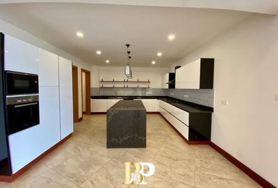 4 Bed Apartment with En Suite in Parklands - 2
