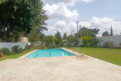 5 Bed House with En Suite in Runda - 2