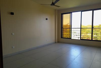 Serviced 4 Bed Apartment with En Suite at Beach Road