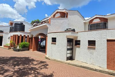 6 Bed Townhouse with En Suite at Lavington Close - 3