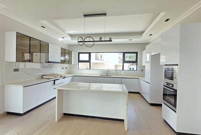 5 Bed Townhouse with En Suite at James Gichuru - 3