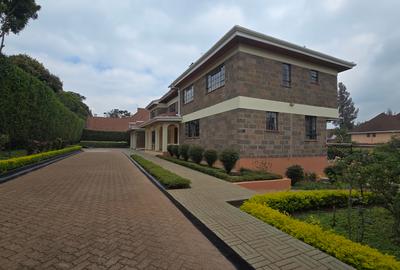 5 Bed House with En Suite in Runda