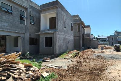 4 Bed Townhouse with En Suite at Lakers Road - 2