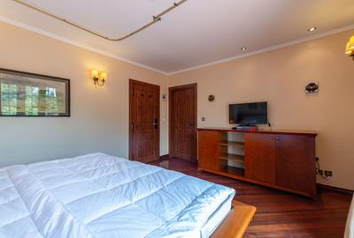 4 Bed Villa with En Suite in Ridgeways - 2