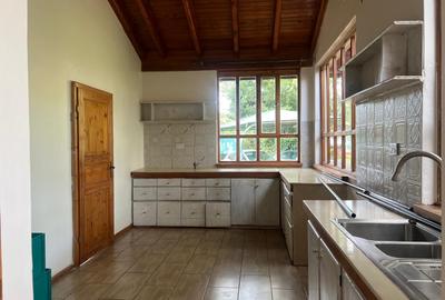 4 Bed Townhouse with Swimming Pool in Ridgeways