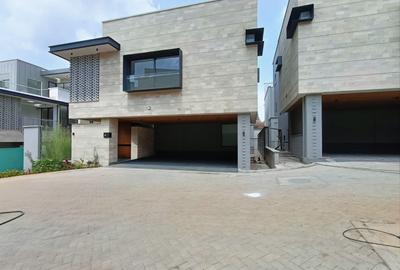 5 Bed Villa with En Suite in Kyuna - 3