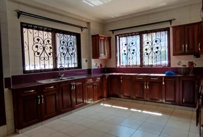 5 Bed House with En Suite in Lavington - 3