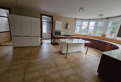5 Bed House with En Suite in Rosslyn - 3