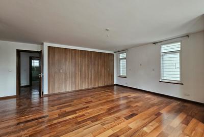 5 Bed Townhouse with En Suite at Lavington - 3
