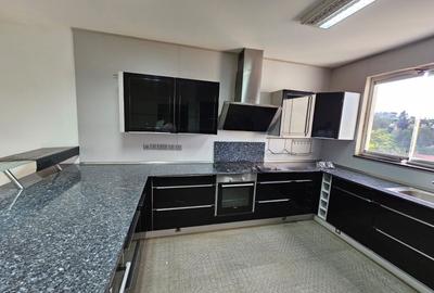 3 Bed Apartment with En Suite in Riverside - 3