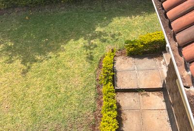 4 Bed Villa with En Suite in Redhill - 4